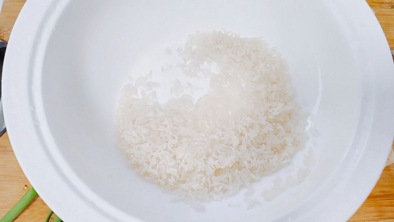 香菇腊肉蔬菜粥,米最多洗两遍，不要超过两遍，因为是熬粥，洗太多了，粥就不粘稠，我舀了大半杯的米。