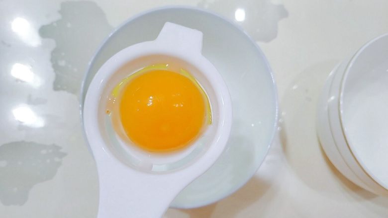 嫩脆香蕉派,<a style='color:red;display:inline-block;' href='/shicai/ 9'>鸡蛋</a>的蛋清蛋黄要分离，只要蛋黄。