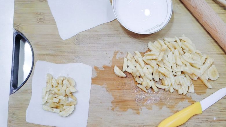 嫩脆香蕉派,冷藏好的饺子皮拿出来，铺一张在下面，把香蕉碎放上去，四周留边。