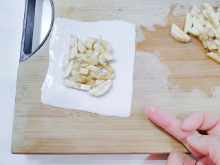 嫩脆香蕉派,四周抹点水，容易粘上。