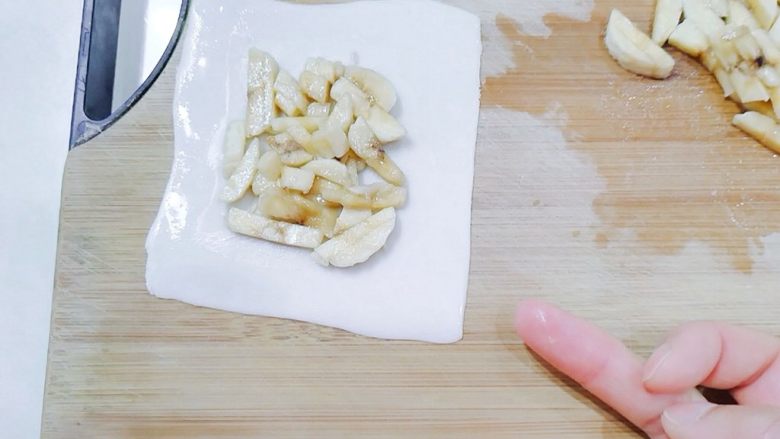 嫩脆香蕉派,四周抹点水，容易粘上。