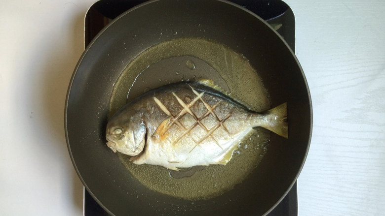 红烧鲳鱼,煎至一面金黄后翻转煎另外一面，两面都煎至金黄后盛出