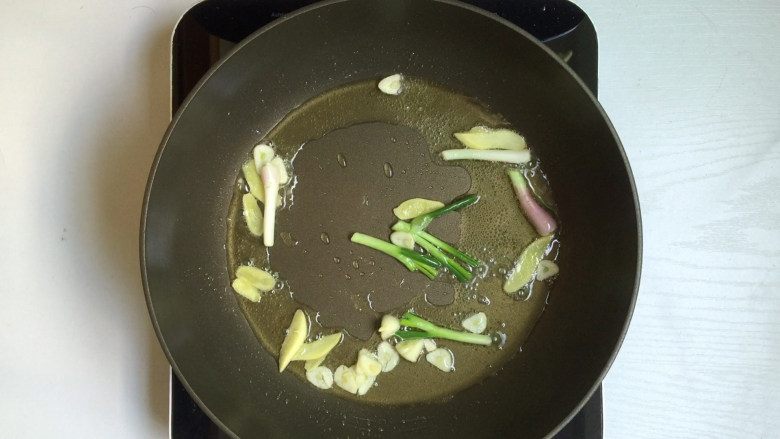 红烧鲳鱼,用锅中剩余的油爆香葱姜蒜