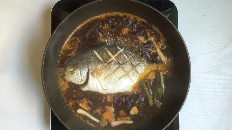 红烧鲳鱼,9.烧开后放入鲳鱼，盖上盖子，转小火慢炖