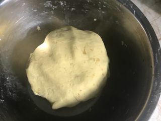 香糯地瓜丸,揉成面团，糯米粉要分次加入，以面团不粘手为准。揉好后醒10分钟