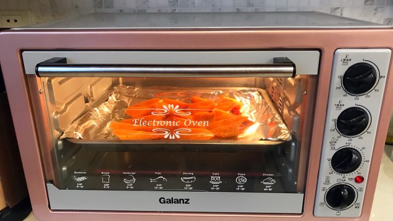 烤箱版～黑椒胡萝卜,放入预热好的烤箱，上下管加热，200度30分钟