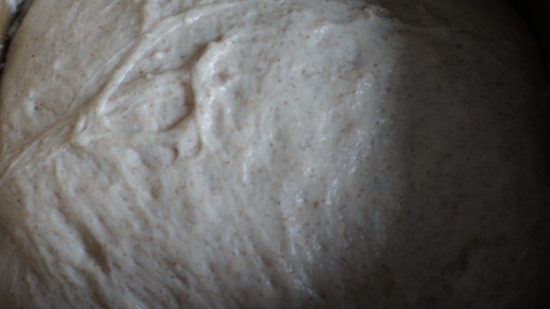 蒜香黑麦佛卡夏面包,发酵两倍大后取出
