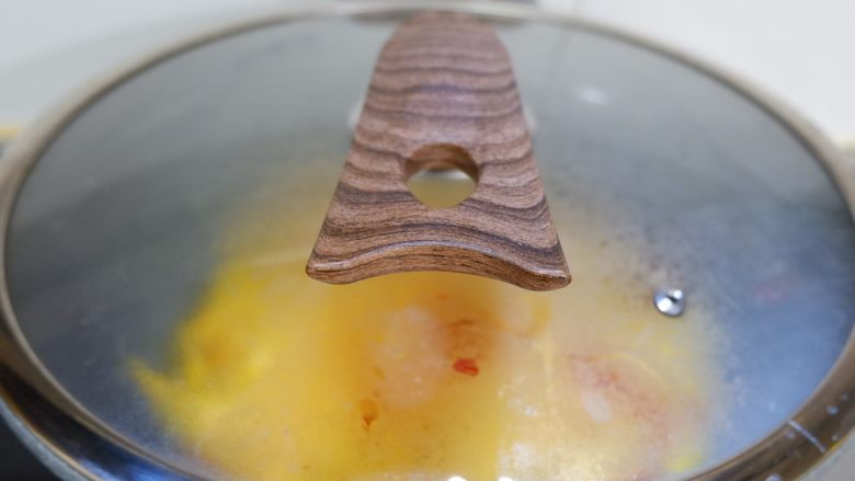 完美便当方程式「25」,锅中留底油，依次下入南瓜丝，红椒丝和少量清水，盖上盖子焖煮2分钟