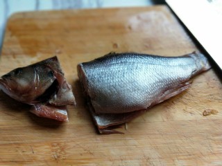 松鼠鲈鱼,首先将鲈鱼清洗干净，之后将鱼头切下来。
