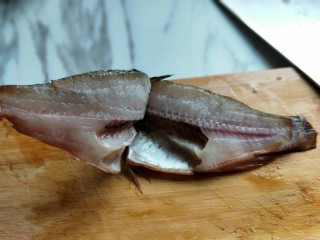 松鼠鲈鱼,之后再贴着鱼刺将上面的鱼肉片下来，如图。