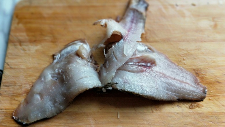 松鼠鲈鱼,再翻个面将下面的的鱼肉片下来，如图。