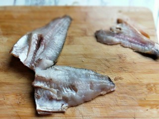 松鼠鲈鱼,最后将中奖的鱼刺切掉。