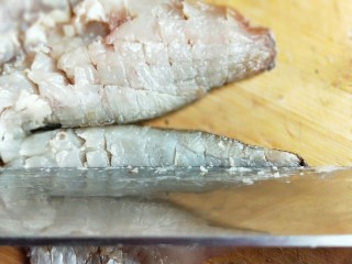 松鼠鲈鱼,在横切，就是切就十字刀。