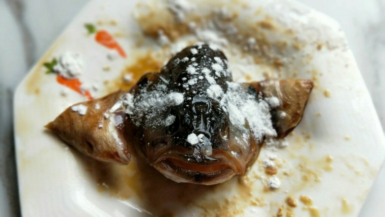 松鼠鲈鱼,鱼头同样撒上少许干淀粉。