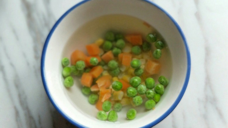 松鼠鲈鱼,彩蔬放入碗中，加入沸水，泡2分钟。