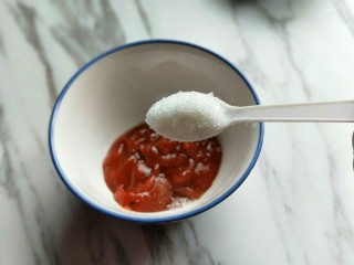 松鼠鲈鱼,番茄酱中加入白砂糖。