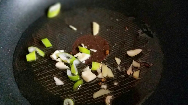 松鼠鲈鱼,起油锅，加入切好的葱姜蒜。