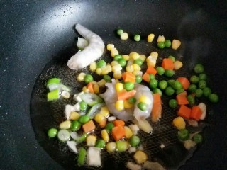 松鼠鲈鱼,加入虾仁和菜蔬煸炒。