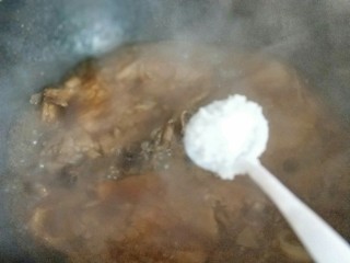 秘制猪大排,按个人口味加入适量，大火收汤即可关火。