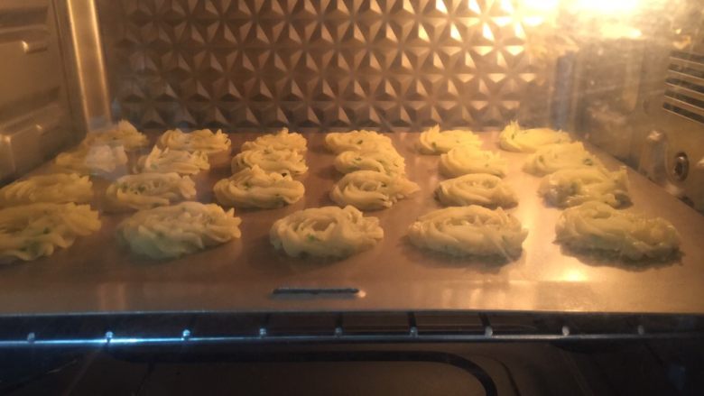 土豆曲奇饼,放入预热好的烤箱180度20分钟上色即可