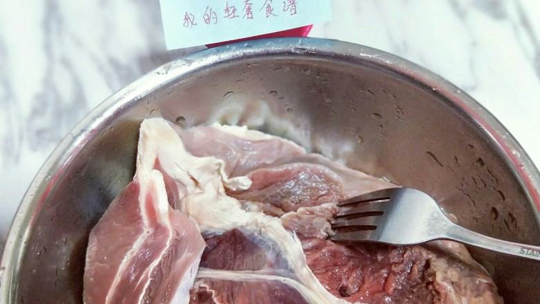 五香卤牛肉,用叉子将牛肉叉满洞洞，这样腌制才会更入味，如图。