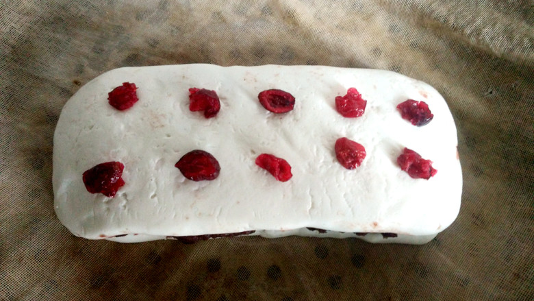 ~豆沙糕,在糕上放点<a style='color:red;display:inline-block;' href='/shicai/ 660'>蔓越莓</a>，把糕放在垫有纱布的蒸锅里。