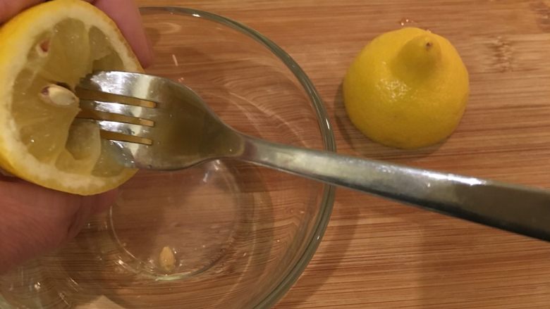 香菇镶肉（烤箱版）,利用叉子挤柠檬汁！