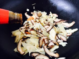 开胃健脾 冬笋炒香菇,放入1勺的蚝油。