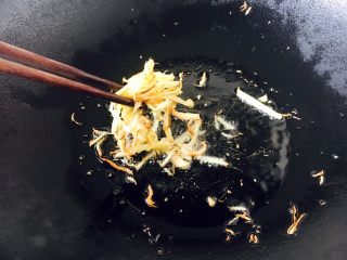 开胃健脾 冬笋炒香菇,将姜丝煸炒成金黄色，将姜丝夹出备用，留姜油备用。
