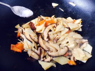 开胃健脾 冬笋炒香菇,放入少许的盐调味。