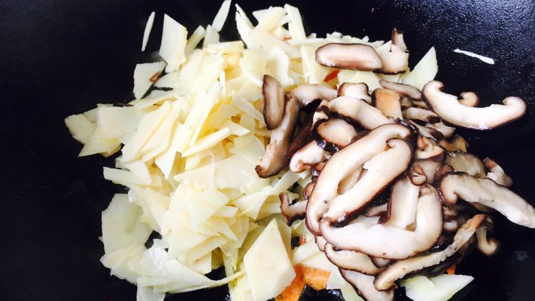 开胃健脾 冬笋炒香菇,放入冬笋片和香菇片，将其翻炒均匀。