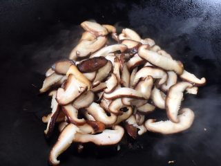 开胃健脾 冬笋炒香菇,将香菇的水分煸炒出去，盛出备用。