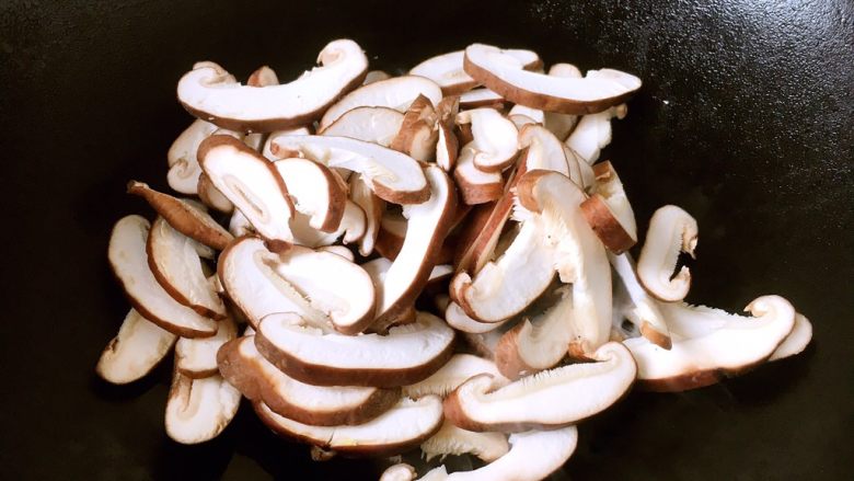 开胃健脾 冬笋炒香菇,放入香菇。