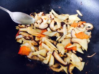 开胃健脾 冬笋炒香菇,放入1小勺的花椒油提鲜。