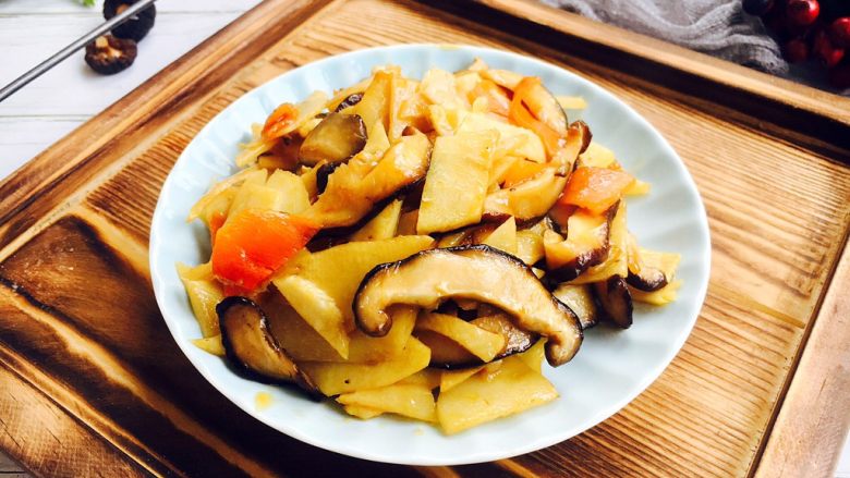 开胃健脾 冬笋炒香菇,将冬笋香菇盛入盘中。