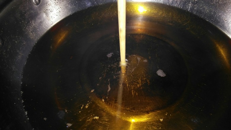 炸里脊,大约不到五分钟的样子，油就热了，将一个筷子头插进油里能冒泡即可