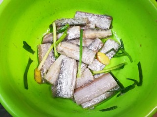 椒香酥脆冷冻带鱼,颠簸均匀腌制一小勺时