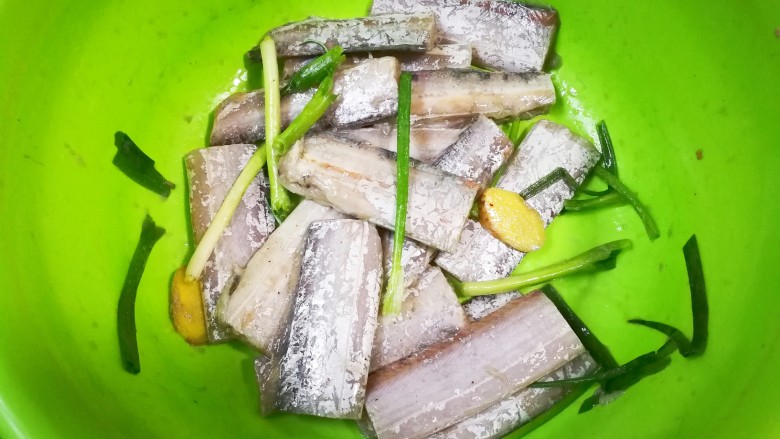 椒香酥脆冷冻带鱼,颠簸均匀腌制一小勺时