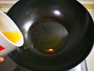 椒香酥脆冷冻带鱼,热锅倒入适量食用油烧热
