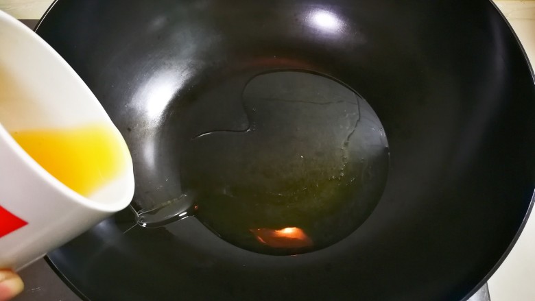 椒香酥脆冷冻带鱼,热锅倒入适量食用油烧热