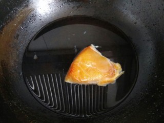 油菜鸡丝面,锅中放入适量清水，放入鸡肉，烧开，转小火煮十分钟