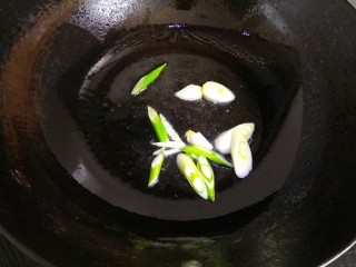 油菜鸡丝面,锅中放入适量植物油，爆香葱片