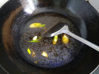 油菜鸡丝面,加入一大碗清水，加入适量盐