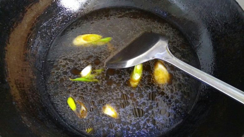 油菜鸡丝面,加入一大碗清水，加入适量盐