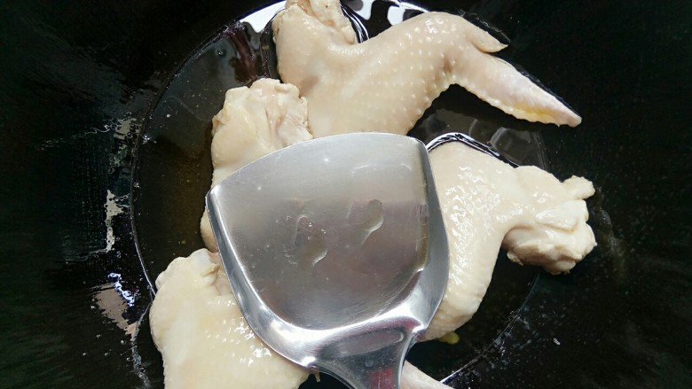 芝麻香沙茶酱鸡翅,煎好一面鸡翅再翻一面用锅勺压一下鸡翅中间才能煎到