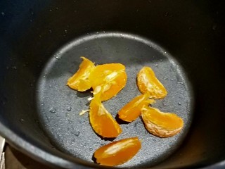 水果茶,橘子去皮掰成瓣。