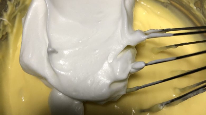奶酪系列之：烫面轻乳酪蛋糕,挖一勺蛋白到蛋黄糊里