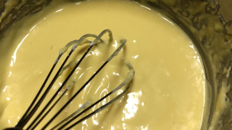 奶酪系列之：烫面轻乳酪蛋糕,划一字搅拌均匀备用