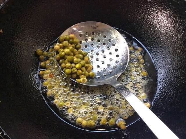 酸辣麻花豆花汤,将背后的豌豆倒入锅中炸至酥脆，