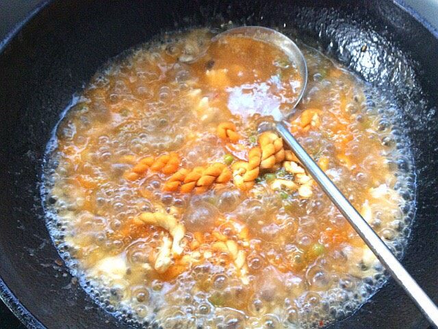 酸辣麻花豆花汤,开锅后加入适量炸好的豌豆和麻花，搅拌均匀即可，关火